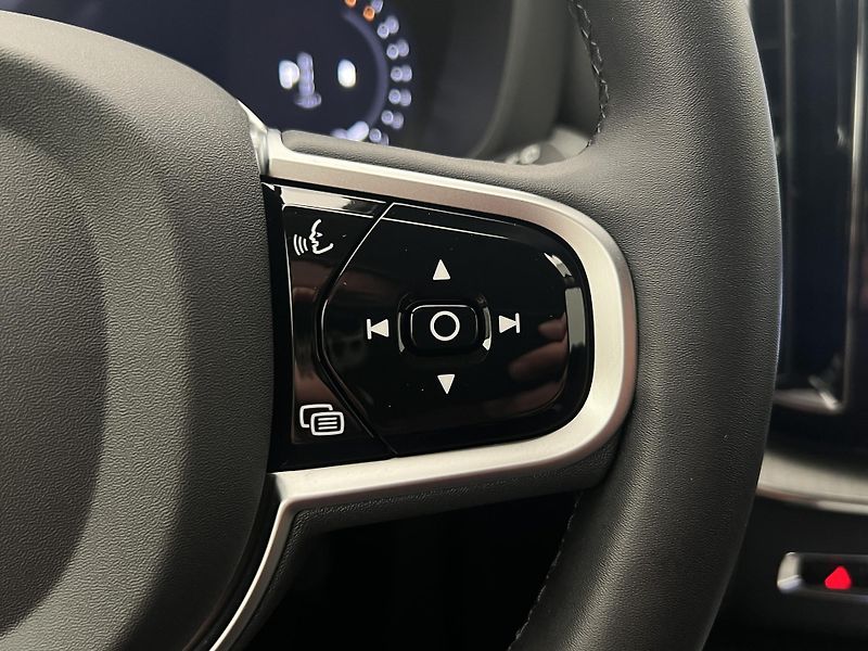Volvo XC60 B5 AWD DARK PLUS AUT - fotka 25 z 45