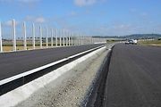 Deset kilometrů dlouhý úsek dálnice D1 mezi Říkovicemi a Přerovem míří do finále. Asfaltová část má za sebou první podkladní vrstvy.