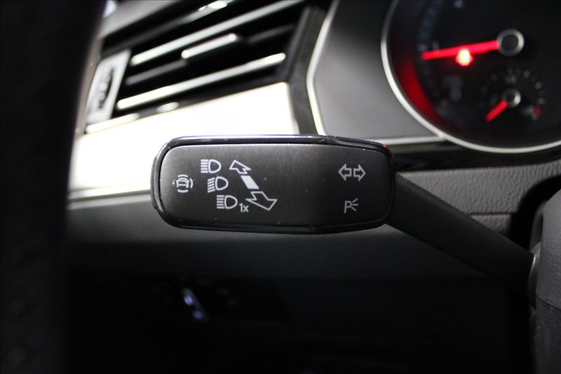 Volkswagen Passat 2,0 TDI DSG ELEGANCE 1.MAJ. CZ - fotka 15 z 37