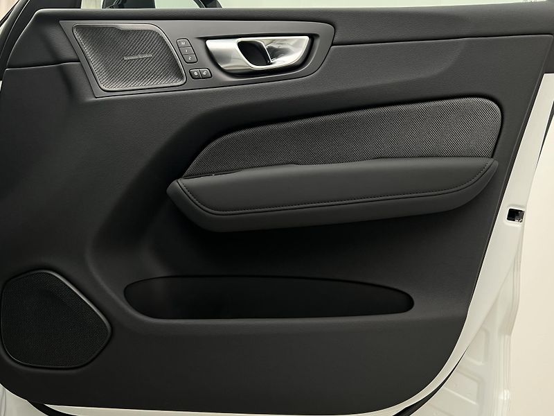 Volvo XC60 B5 AWD BLACK EDITION PLUS AUT  - fotka 44 z 45
