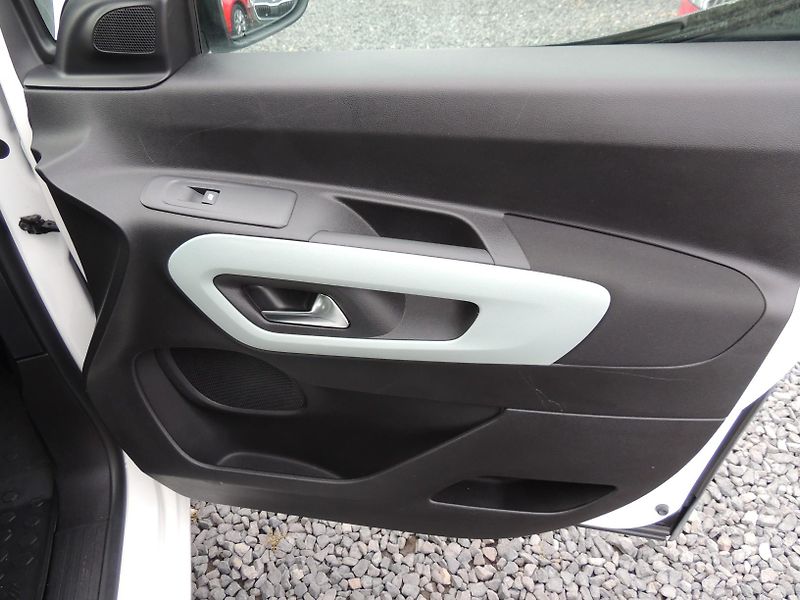 Citroën Berlingo (2019) 1.2Puretech,Live,81kw,ČR,1.maj - fotka 36 z 55