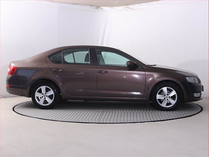 Škoda Octavia (2014) Ambition 1.6 TDI, Serv.kniha - fotka 6 z 18