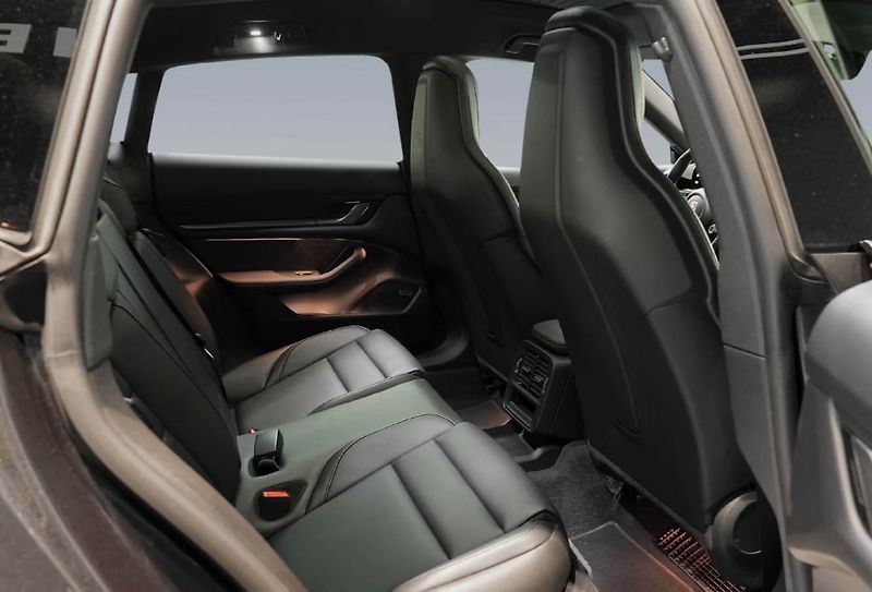 Porsche Taycan 4 Cross Turismo InnoDrive 360 - fotka 9 z 24