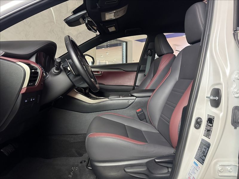 Lexus NX 300h 2,5   Hybrid Luxury LED Assist - fotka 22 z 47
