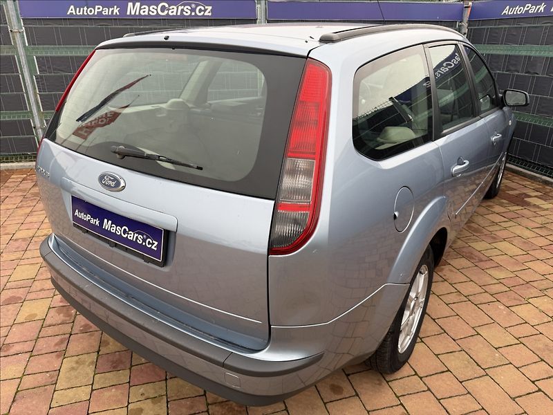 Ford Focus 1.6 Ghia - fotka 5 z 16