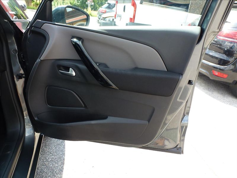 Citroën C4 Picasso 1,2 PureTech 130 6MAN Turbo Od - fotka 28 z 55