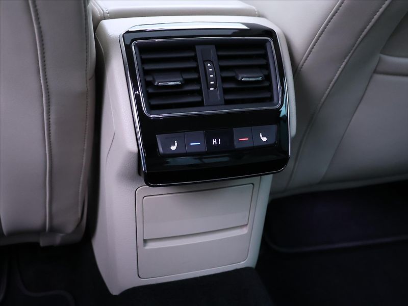 Škoda Superb 2,0 TSI 200kW L&K 4x4 DSG CZ - fotka 34 z 44