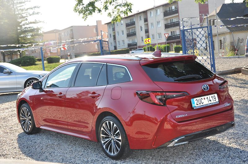 Toyota Corolla 1.8 Hybrid KOMBI - fotka 4 z 18