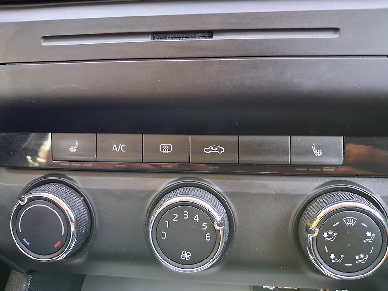 Škoda Octavia (2014) 2,0TDi 110kw ČR  DSG VYHŘ. SED - fotka 26 z 35