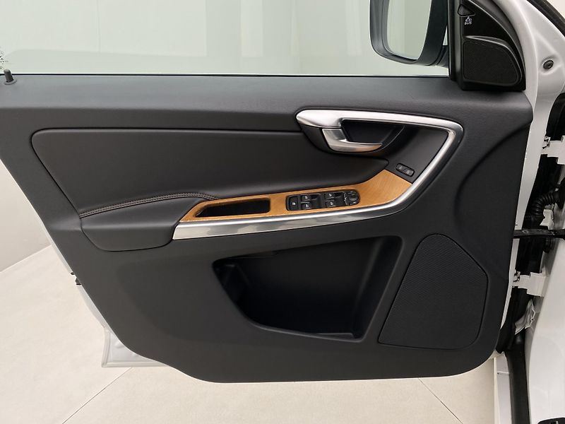 Volvo XC60 D4 AWD MOMENTUM REZERVACE - fotka 7 z 43