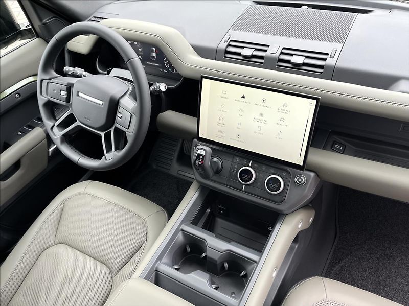 Land Rover Defender 110 D250 X-DYNAMIC SE - fotka 24 z 24