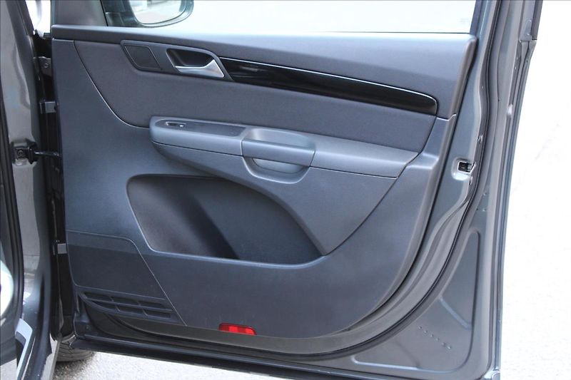 Volkswagen Sharan 2.0 TDI / DSG / TOP-VÝBAVA - fotka 32 z 48
