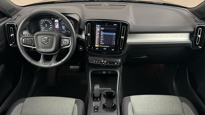 Volvo XC40 2.0 T3 AUT Momentum Pro - fotka 8 z 27