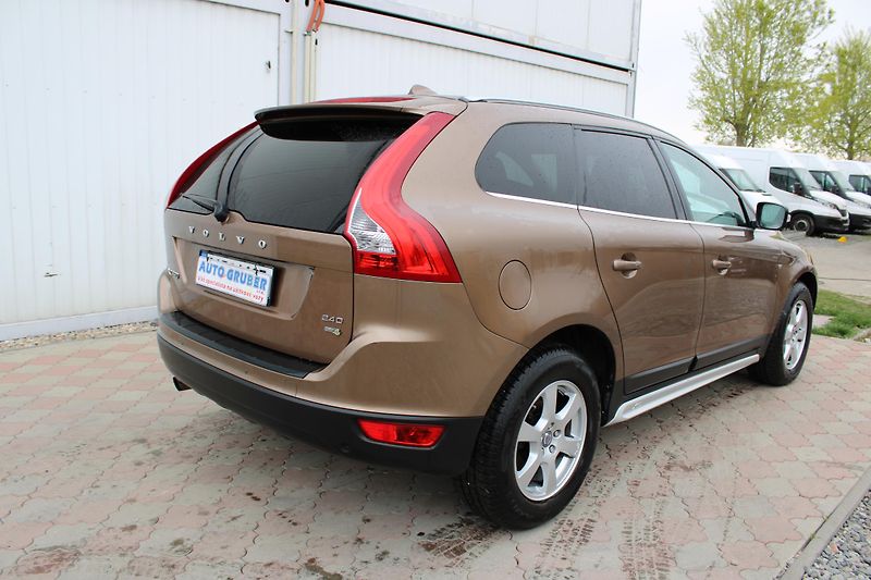 Volvo XC60 2,4D SUMMUM - fotka 4 z 22