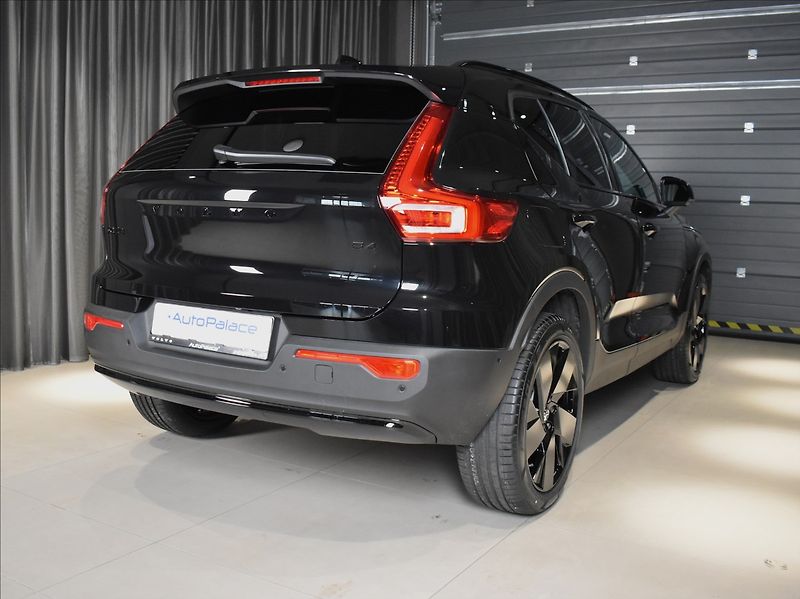 Volvo XC40 (2026) 2,0 B4  Plus Black Edition - fotka 5 z 25