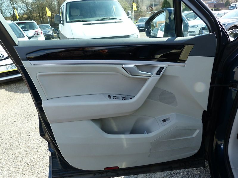 Volkswagen Touareg 3.0 TDI - fotka 9 z 42