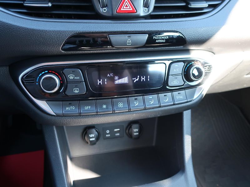 Hyundai i30 1.6CRDi 85kW STYLE NAVI ALU - fotka 21 z 31