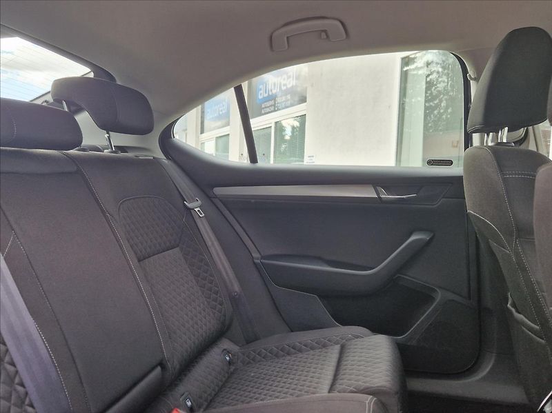Škoda Superb 2,0 TDI 4x4 WEBASTO KAMERA TAŽ - fotka 13 z 41