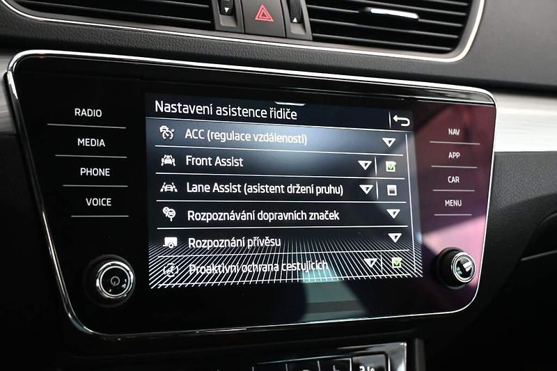 Škoda Superb (2022) 2.0 LED DSG ACC Virtual Kamera - fotka 18 z 34