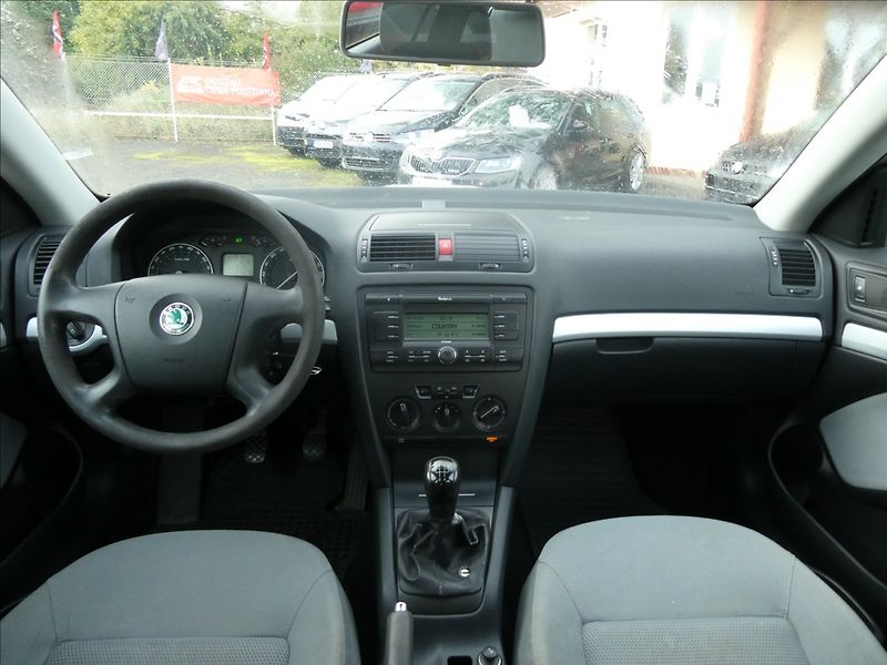 Škoda Octavia 1,6 FSi 85kW závěs, 2x kola - fotka 19 z 25
