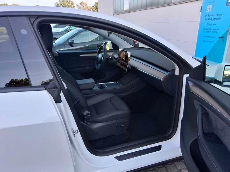 Tesla Model Y LONG RANGE DUAL MOTOR TZ 93,8% - fotka 5 z 10