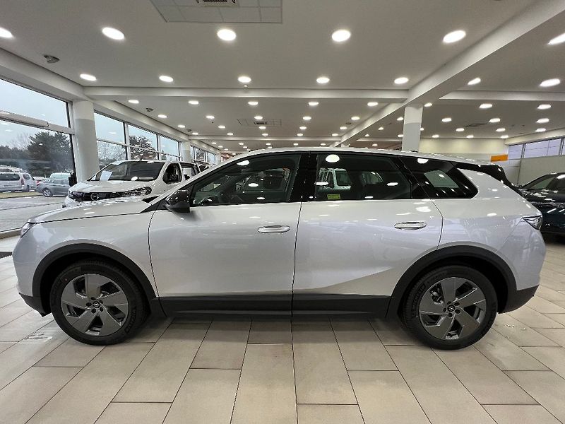 Opel Grandland Edition Hybrid 1,2T AT6 145k - fotka 2 z 24