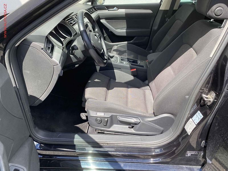 Volkswagen Passat (2018) 1.4 TSi, Comfortline, navi - fotka 9 z 17
