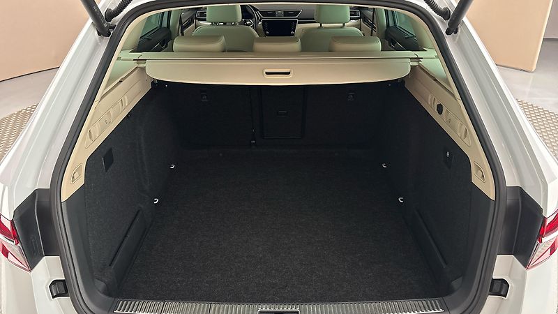 Škoda Superb 2.0 TDI DSG L&K Combi - fotka 17 z 35