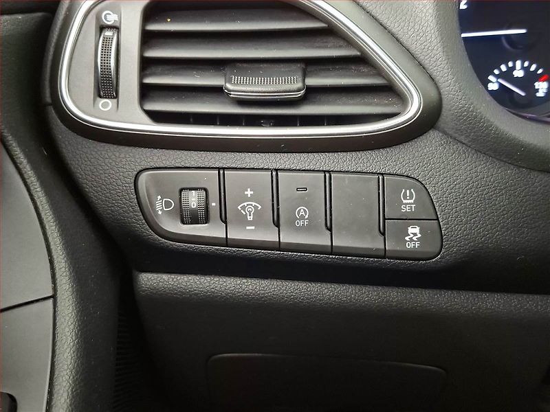 Hyundai i30 (2020) 1.5 DPI, Serv.kniha, Tempomat - fotka 16 z 18