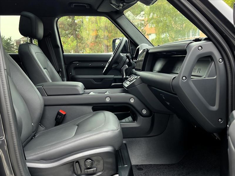 Land Rover Defender (2026) 110 D250 X-DYNAMIC SE - fotka 31 z 31