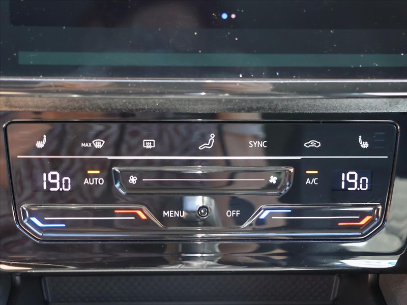Volkswagen Passat 2,0 TDI DSG Matrix Virtual DPH - fotka 28 z 37