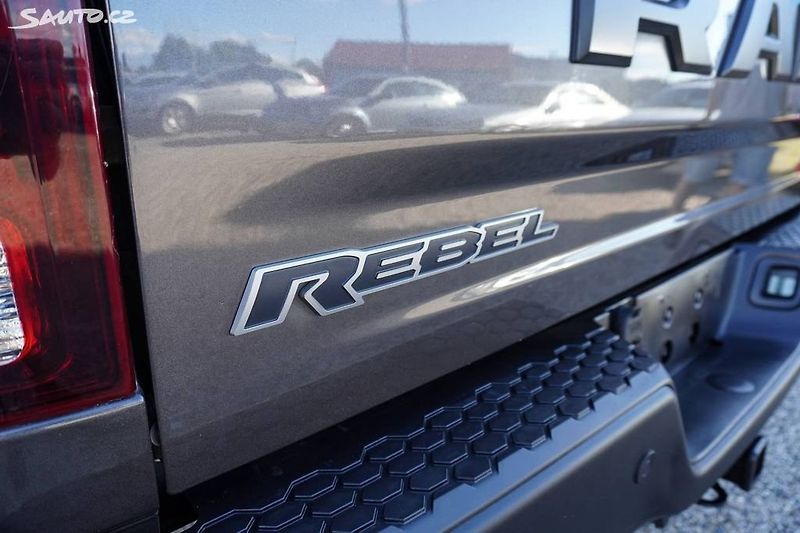 Dodge RAM (2015) 5.7 HEMI 4X4 REBEL EDITION - fotka 34 z 35