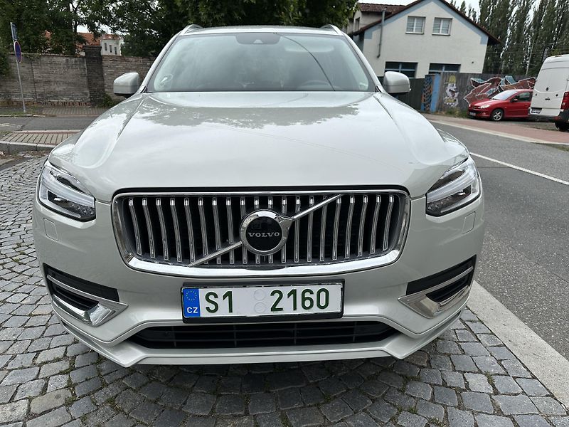 Volvo XC90 T8 plug-in hybrid Recharge - fotka 2 z 32