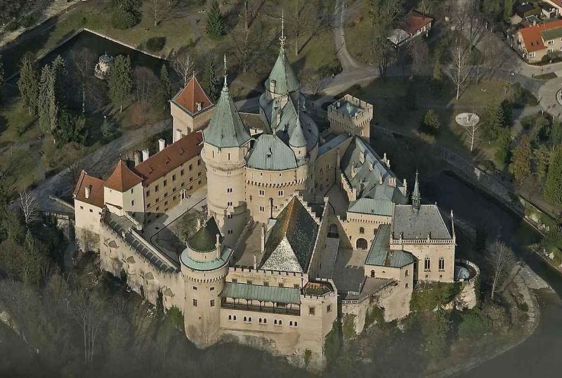 Celkový pohled na romantický Zámek Bojnice.