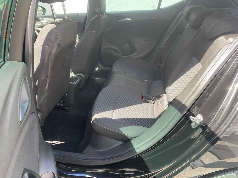 Opel Astra (2018) 1.4T, Navi, +kola - fotka 10 z 20