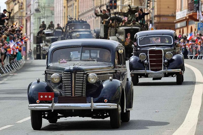 Plzní projel Konvoj svobody. Stovky kusů historické vojenské techniky v neděli projely z Bor do centra města. Ulice lemovaly tisíce diváků.