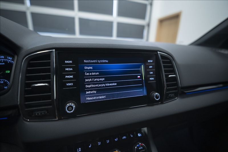 Škoda Karoq 2,0 TDI DSG 4x4 SPORTLINE ČR - fotka 34 z 41