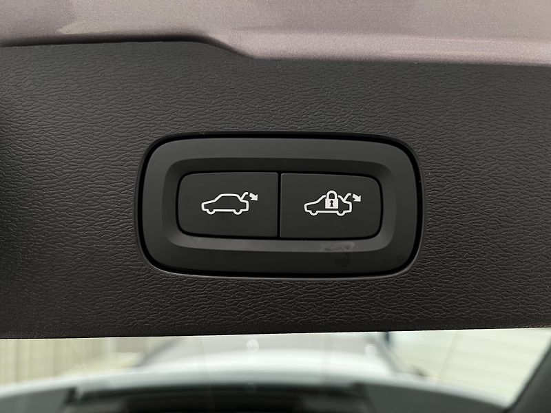 Volvo V60 B4 DARK PLUS 1. maj. - fotka 39 z 41