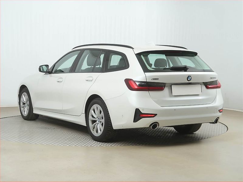 BMW Řada 3 (2021) 320 d xDrive - fotka 4 z 16