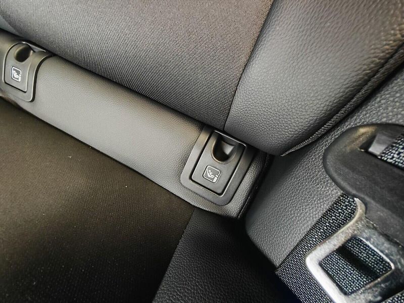 Toyota Yaris 1.5 TNGA HEV Executive VIP - fotka 19 z 33