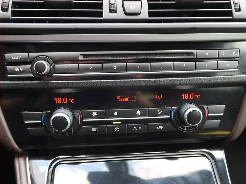 BMW Řada 5 (2011) M Paket 520d, Automat, Navi - fotka 17 z 19