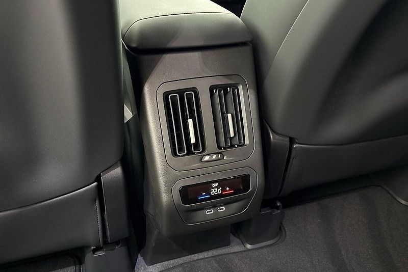 BMW iX3 40 - fotka 26 z 28