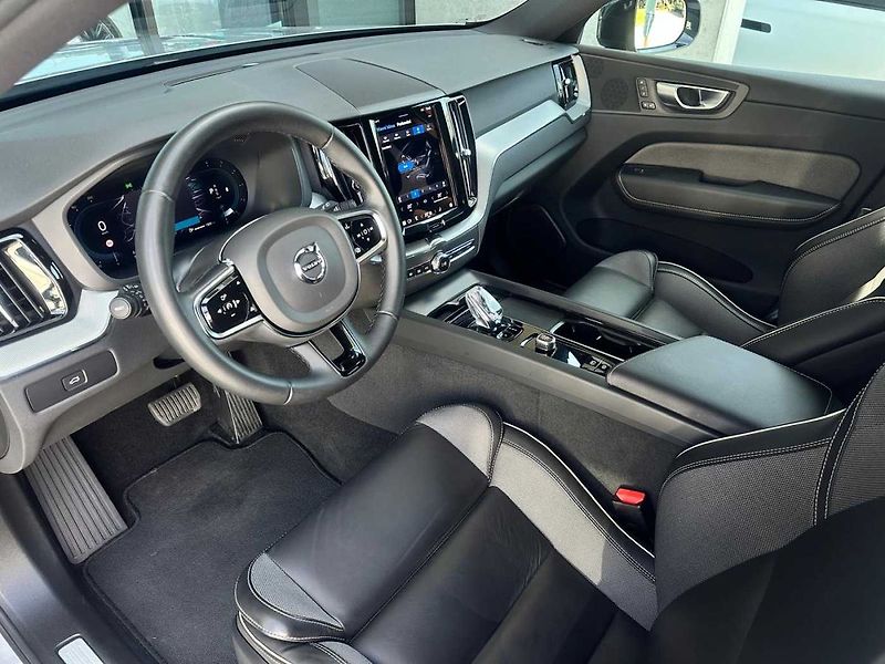 Volvo XC60 PLUS DARK B4 AWD - fotka 8 z 14