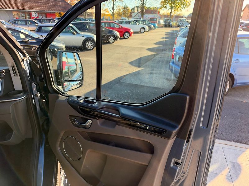 Ford Tourneo Custom (2022) Titanium 2.0TDCi 96kW L2 - fotka 24 z 35