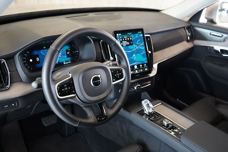 Volvo XC90 T8 AWD PLUS, Ventilace, 360° - fotka 17 z 48