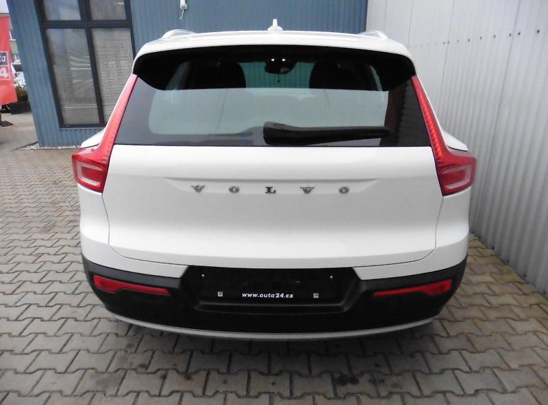 Volvo XC40 2,0 D3 Momentum PRO AWD A/T - fotka 7 z 15