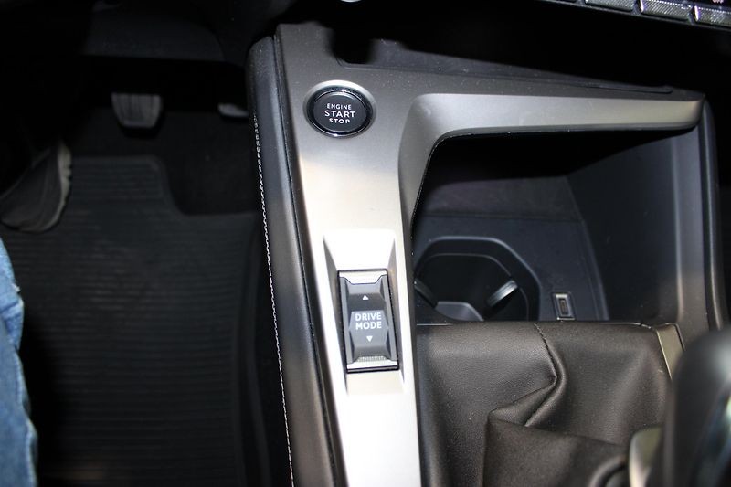 Peugeot 308 (2023) 1.2i,ALLURE PACK,130HP,DPH,ČR - fotka 11 z 22
