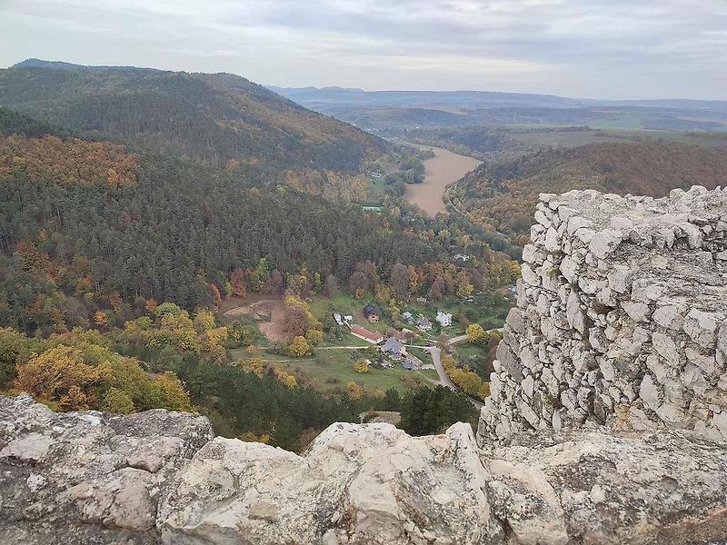 Z vrcholku čachtického hradu je výhled na nádherné zalesněné svahy Malých Karpat, Myjavskou pahorkatinu nebo pohoří Považský Inovec.