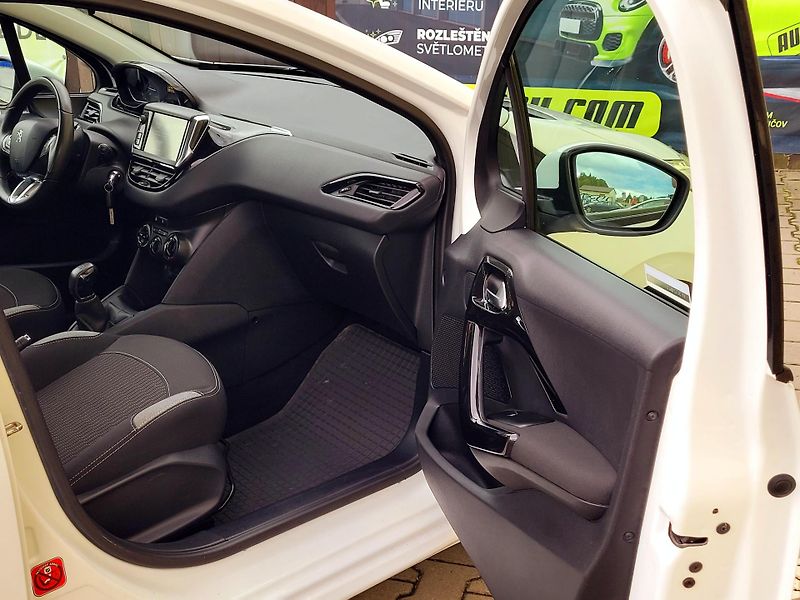 Peugeot 208 SERV.KNIHA,ČR,málo najeto    - fotka 21 z 41