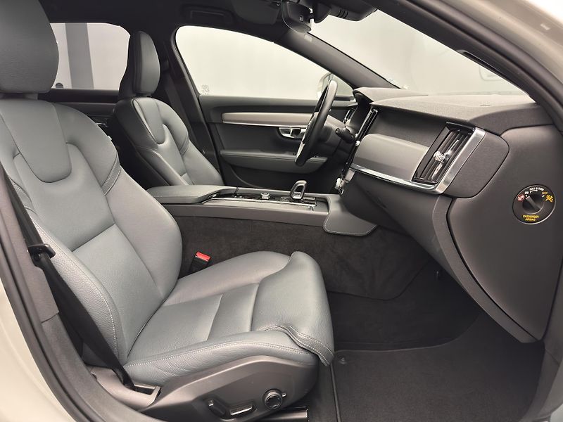 Volvo V90 B4 MOMENTUM AUT - fotka 24 z 45